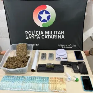 Homem de 67 anos e mulher de 30 são presos com quase 3 kg de drogas e simulacro de arma
