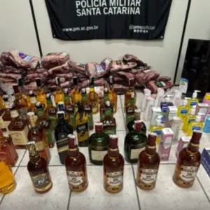Dupla suspeita de furto a três supermercados em Itapema é presa