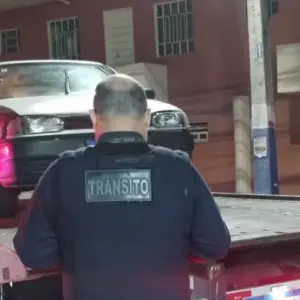 Carro com R$ 12 mil em débitos e irregularidades é removido 