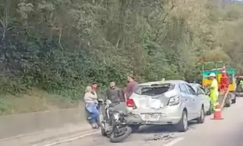 Acidente envolvendo três veículos causa congestionamento na BR-101 