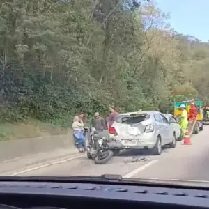 Acidente envolvendo três veículos causa congestionamento na BR-101 