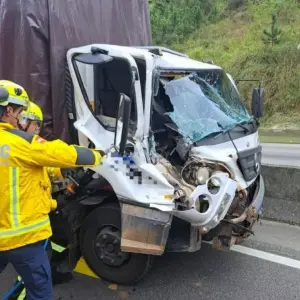 Homem fica ferido em colisão entre dois caminhões na BR-101
