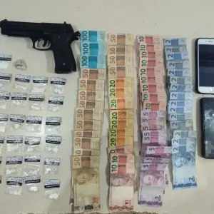 Com R$ 1,3 mil e réplica de pistola, suspeitos de tráfico são presos em Itapema