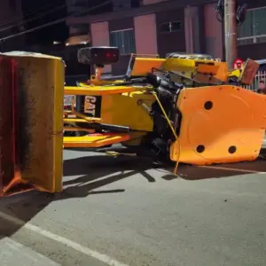 Problema no freio de máquina de obras causa tombamento e bloqueia trânsito