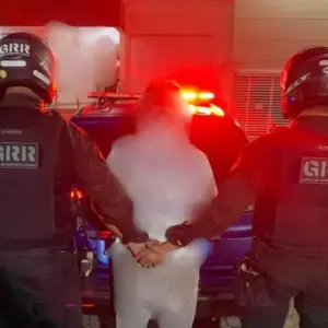 Mulher com mandado de prisão por homicídio é presa em casa 