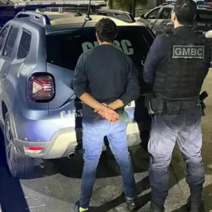 Morador de rua é detido por ato obsceno após se masturbar na frente de mulheres