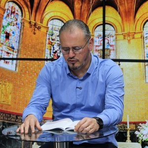 Tarde especial de fé e oração com Padre Elizandro, trazendo palavras que confortam, renovam e edificam