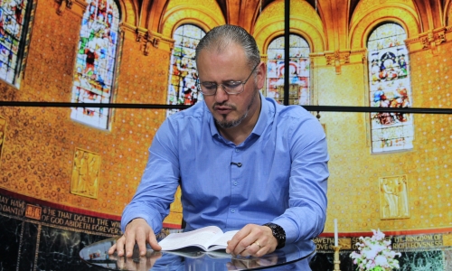 Tarde especial de fé e oração com Padre Elizandro, trazendo palavras que confortam, renovam e edificam