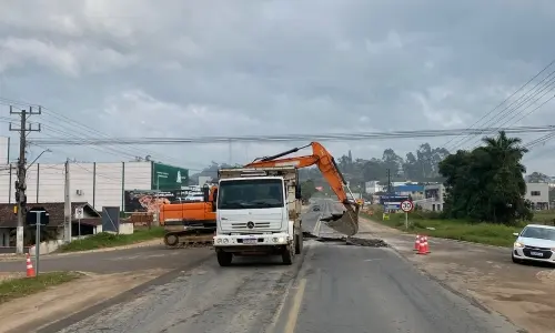 ALERTA: Trânsito interrompido na SC-410 para obras de recuperação asfáltica
