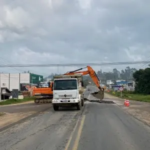 ALERTA: Trânsito interrompido na SC-410 para obras de recuperação asfáltica