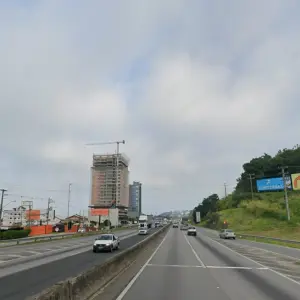 Acidente entre carro e carreta causa lentidão na BR-101 em Itapema