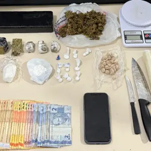 Mais de um quilo de drogas e R$ 1,4 mil são apreendidos em Porto Belo