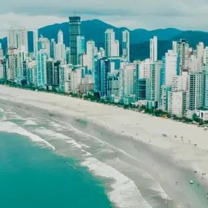 Muro subterrâneo é construído na praia de BC para proteger orla de maré alta