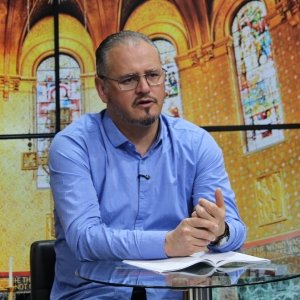 Renove sua fé e encontre força nas mensagens e orações do Padre Elizandro, ao vivo nesta tarde
