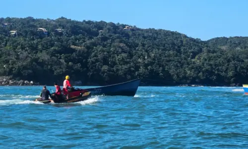 Dois pescadores são resgatados após barco de 7 metros virar próximo a formações rochosas