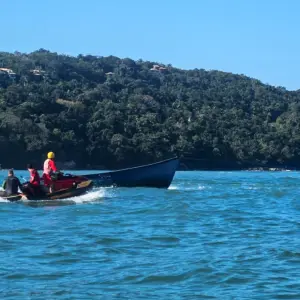 Dois pescadores são resgatados após barco de 7 metros virar próximo a formações rochosas