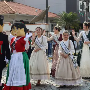 Município retoma tradicional desfile cívico após anos de interrupção