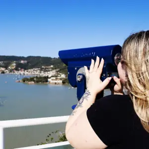 Luneta no Mirante de Calheiros oferece vista ampliada de Bombinhas, Porto Belo e Baía de Tijucas