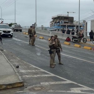 Grave acidente com quatro veículos deixa um ferido gravemente e trânsito bloqueado em ponte