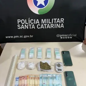 Casal é preso com quase 200g de drogas e quase R$ 2 mil em dinheiro
