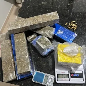 Dois suspeitos são presos por flagra tráfico de drogas em ponto de ônibus em Tijucas