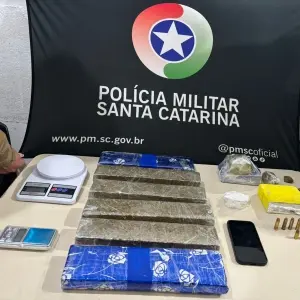Mais de 5 kg de maconha e munições são encontradas em residência usada como esconderijo 