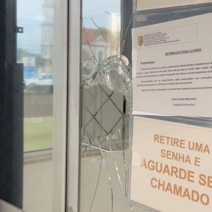 Após ataque, delegacia de Tijucas segue com portas quebradas; suspeitos ainda não foram identificados
