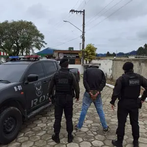 Homem com mais de 30 passagens policiais é preso em Itapema