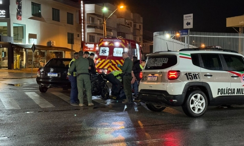 Colisão entre carro e moto deixa uma mulher ferida em Tijucas