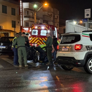 Colisão entre carro e moto deixa uma mulher ferida em Tijucas