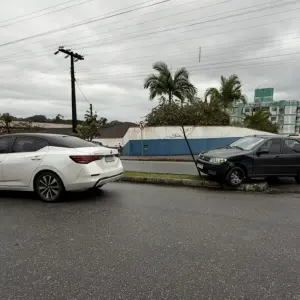 Carros colidem em cruzamento movimentado e provocam transtornos no trânsito