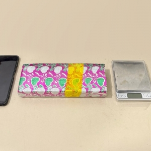 Dupla tenta fugir de abordagem e é presa com quase 700 gramas de maconha