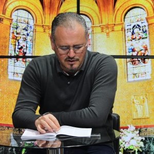 Acompanhe um momento de fé, oração e reflexão com Padre Elizandro, trazendo esperança para sua tarde