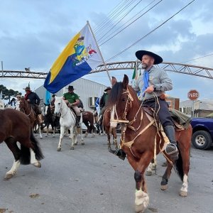Município recebe símbolo da tradição gaúcha e divulga programação da Semana Farroupilha