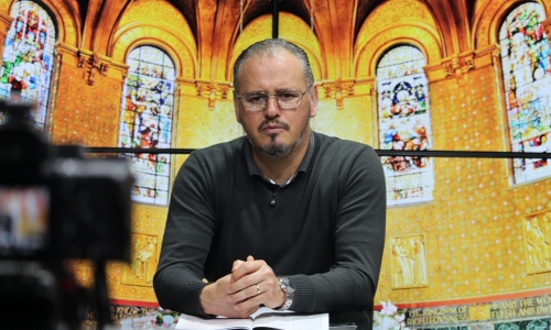 Renove sua fé e encontre força nas mensagens e orações do Padre Elizandro, ao vivo nesta tarde