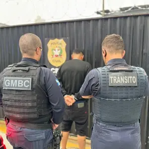Homem é preso por direção perigosa e desobediência após fugir de blitz