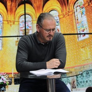 Padre Elizandro Scarsi encerra a semana com bênçãos e esperança no programa Tarde de Fé