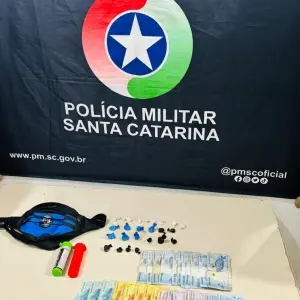 Operação contra tráfico de drogas apreende porções de crack e prende quatro homens 