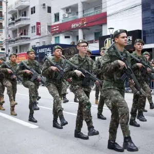 Mais de 90 blocos desfilam em celebração ao 7 de Setembro em Itapema