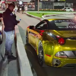 Ferrari dourada é flagrada na ciclofaixa em Balneário Camboriú