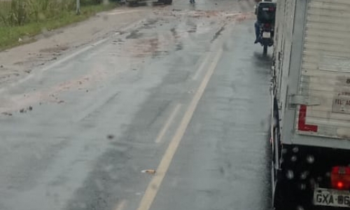 Carreta sai da pista,fica presa em vala na SC-410 e é retirada com ajuda de retroescavadeira