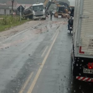 Carreta sai da pista,fica presa em vala na SC-410 e é retirada com ajuda de retroescavadeira
