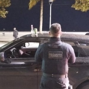 Motorista com CNH vencida e mais de R$10 mil em débitos é flagrado em cidade da região