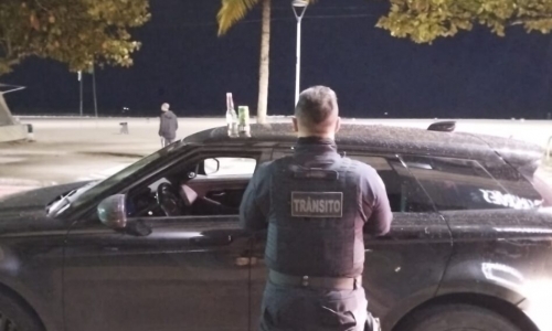 Motorista com CNH vencida e mais de R$10 mil em débitos é flagrado em cidade da região