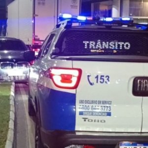 BMW é abandonada em canteiro central de avenida em Balneário Camboriú