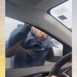 Bandido fica pendurado em carro que seguia para rodeio em Canelinha