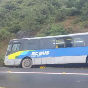 Ônibus da BC Bus sofre acidente na Interpraias em Balneário Camboriú