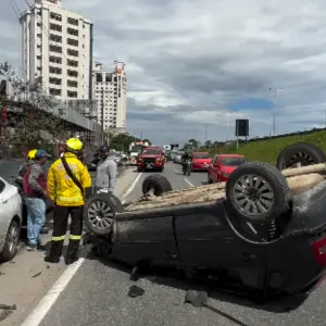 Carro capota na Marginal Leste da BR-101 em Itapema