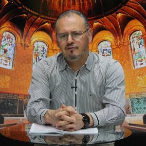 Tarde especial de fé e oração com Padre Elizandro, trazendo palavras que confortam, renovam e edificam