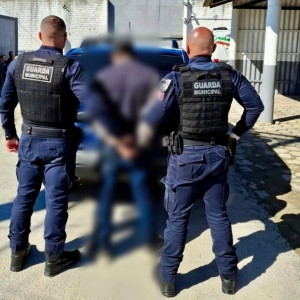 Homem com mandado de prisão por roubo é capturado durante operação   